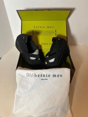 bernie mev. Black Woven open toe Foldable Flats with criss cross straps